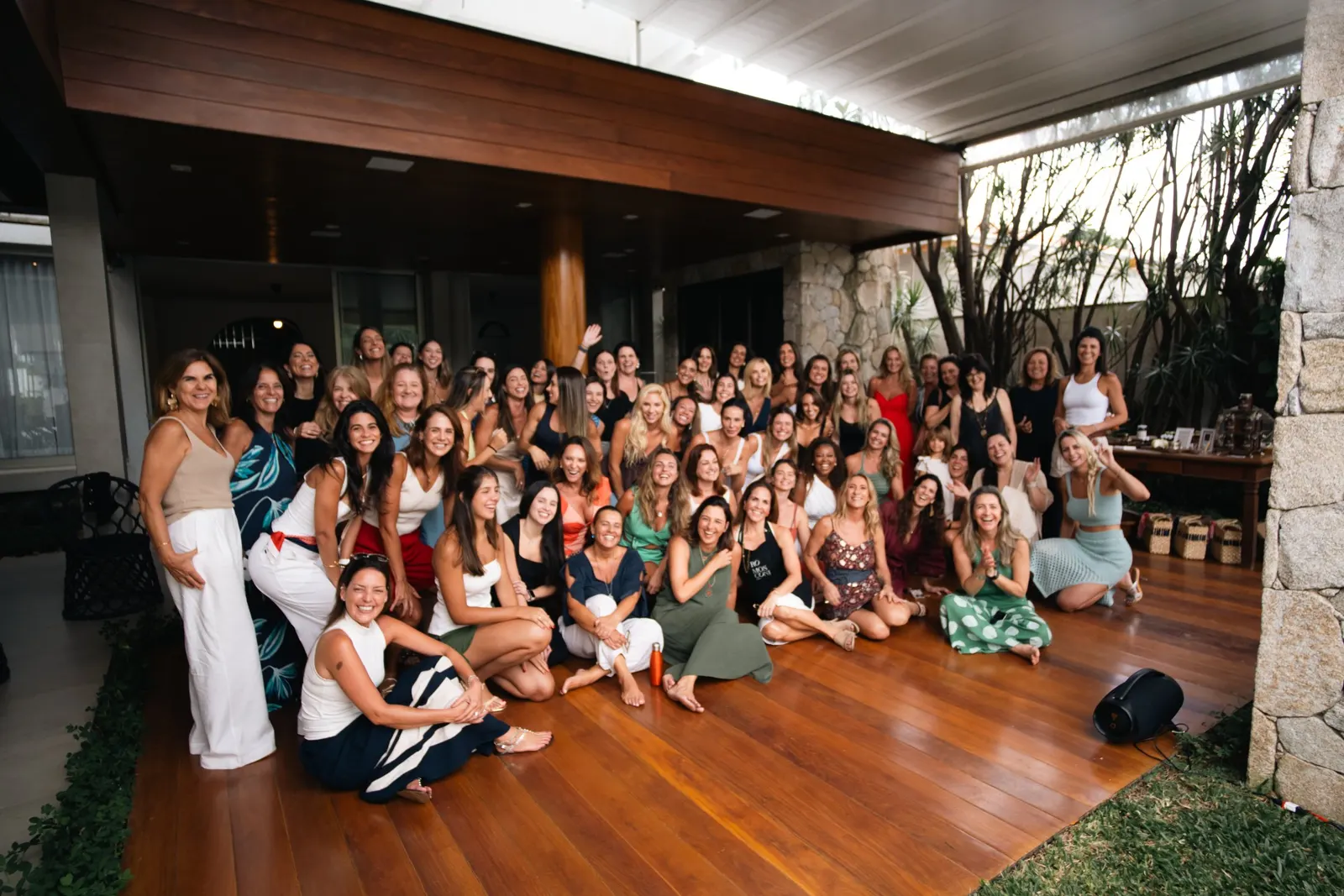 Grupo de mulheres reunidas no encontro Somos Muitas
